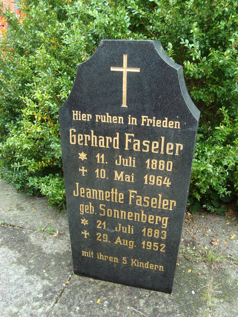 Grabstein Gerhard Faseler 41 und Janette geb. Sonnenberg 40