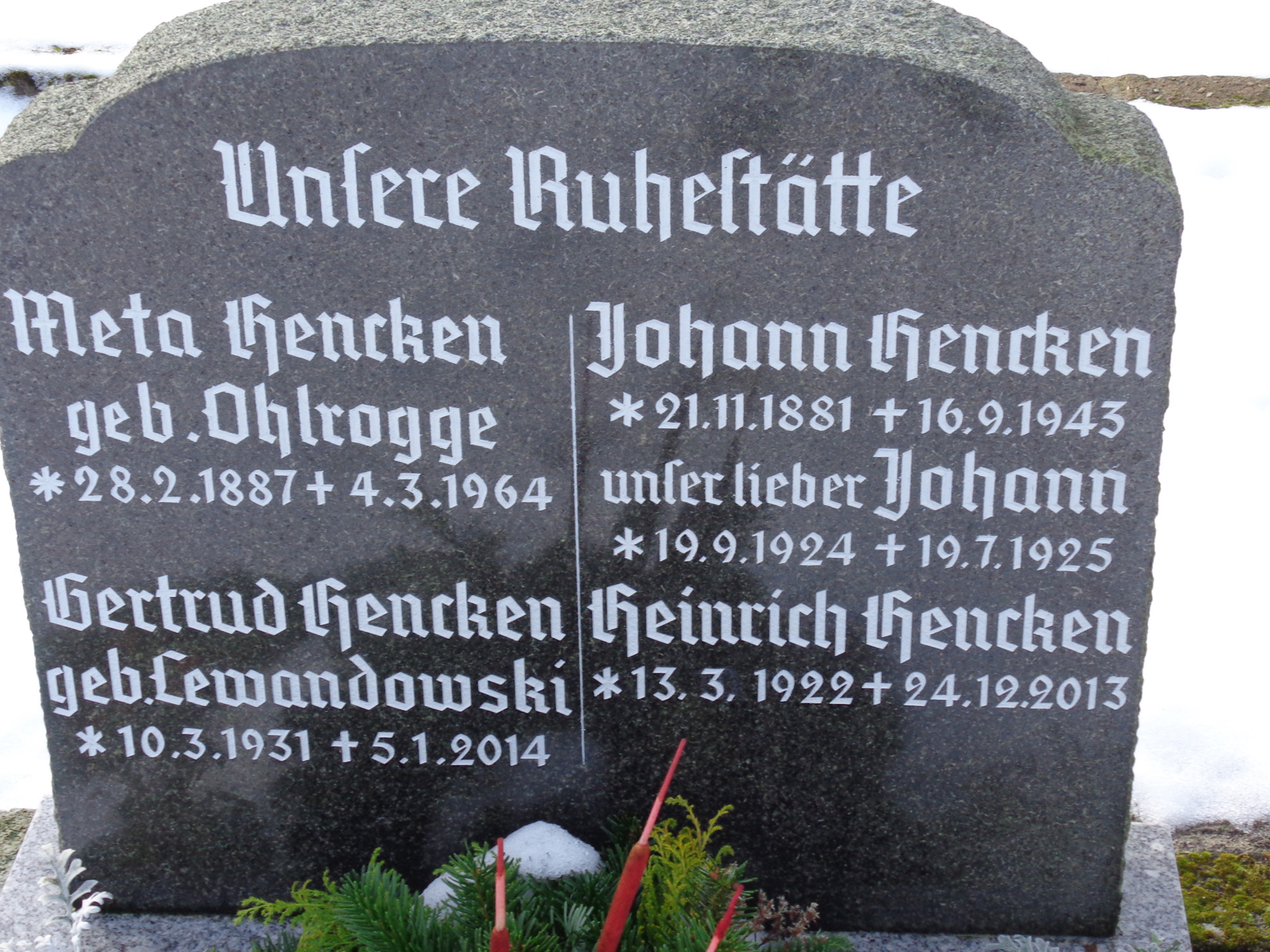 Grabstein Johann Hencken 2633;Meta geb. Ohlrogge 2634; Johann Hencken 2697; Heinrich Hencken 2694, Gertrud geb. Lewandowski 2696